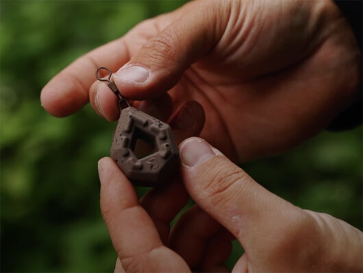 Olovená záťaž Delphin CyberBARBED Otvor