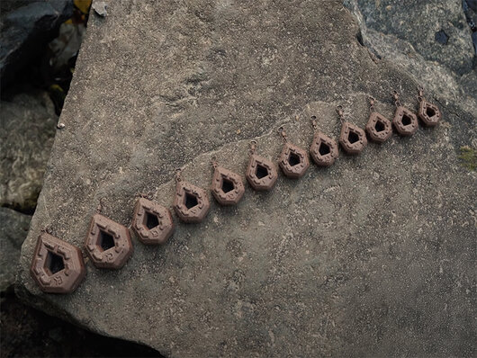 Olovená záťaž Delphin CyberBARBED Otvor